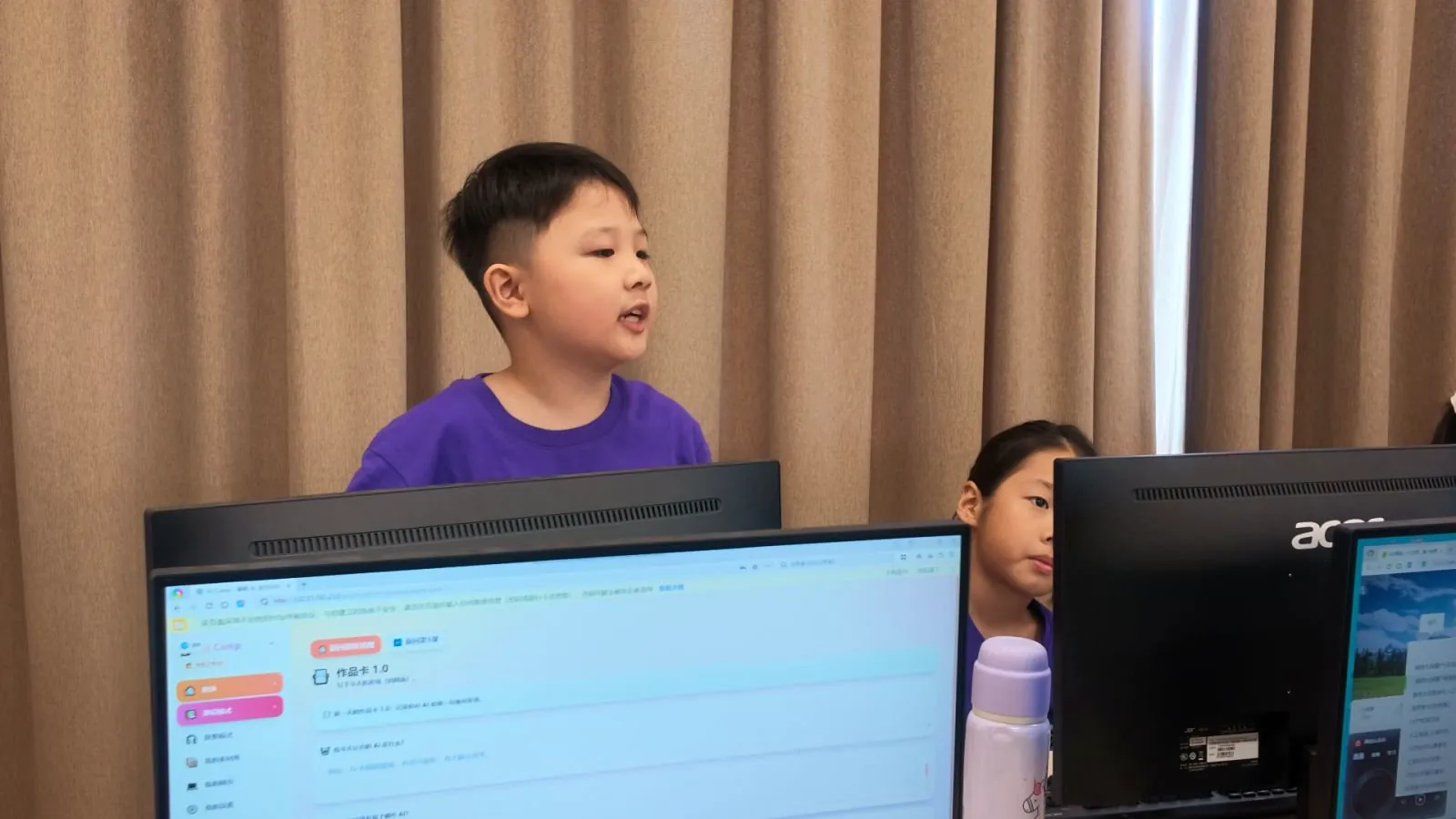 学生在AI项目成果展示中进行路演