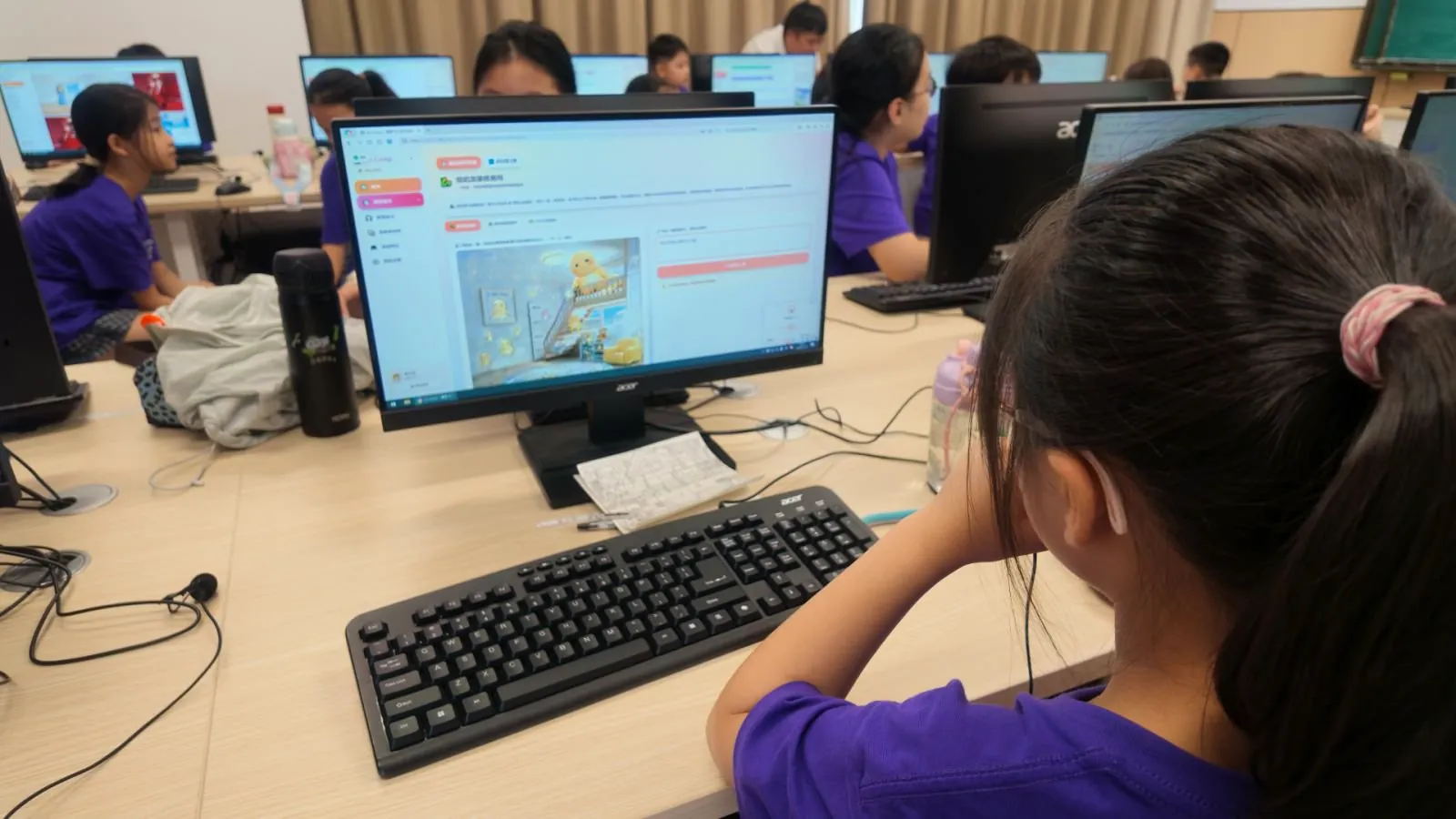 学员专注创作中