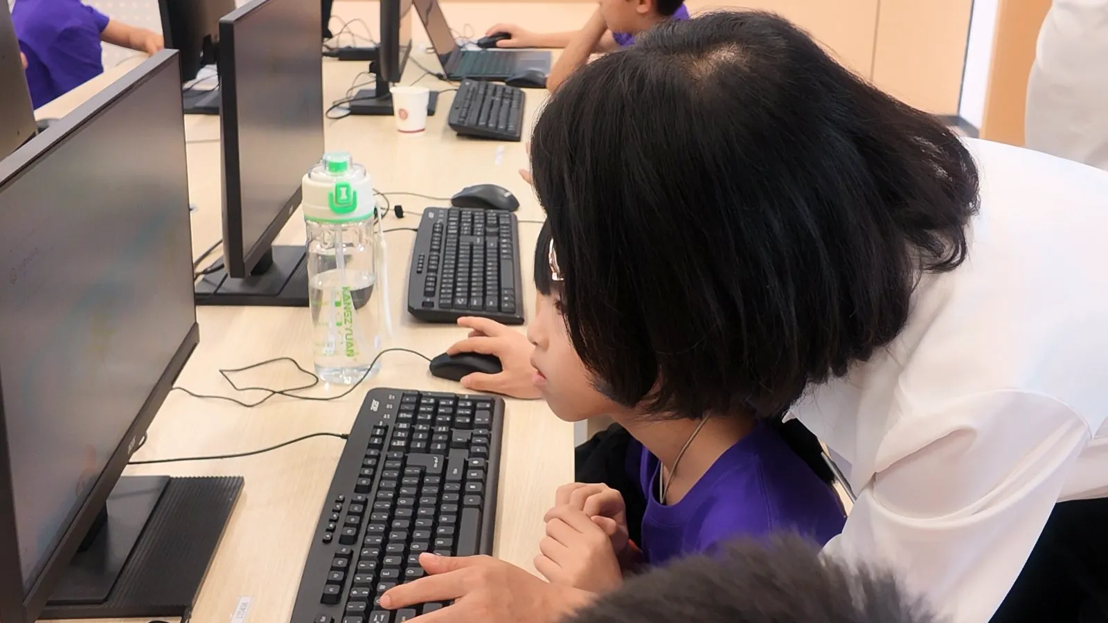 导师辅导学生进行AI项目创作
