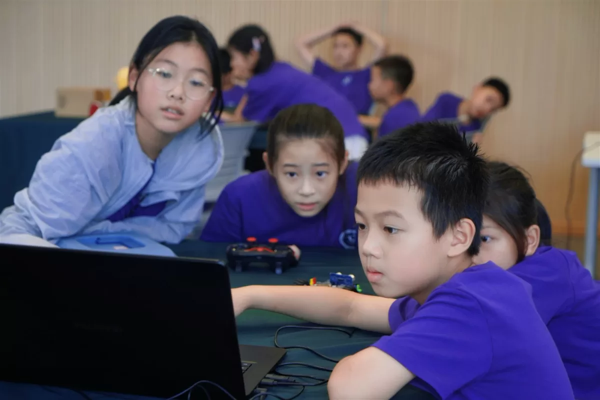 学员在导师指导下进行AI应用开发实操