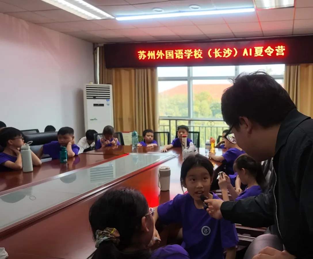 营期现场电子屏显示苏州外国语学校（长沙）AI夏令营