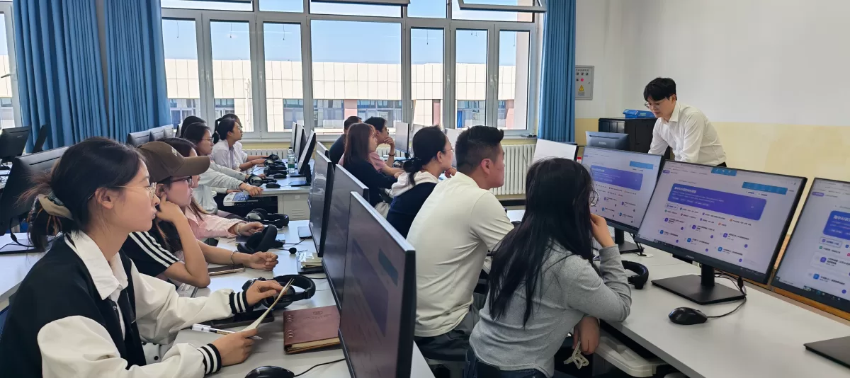 培训现场：讲师与参训教师