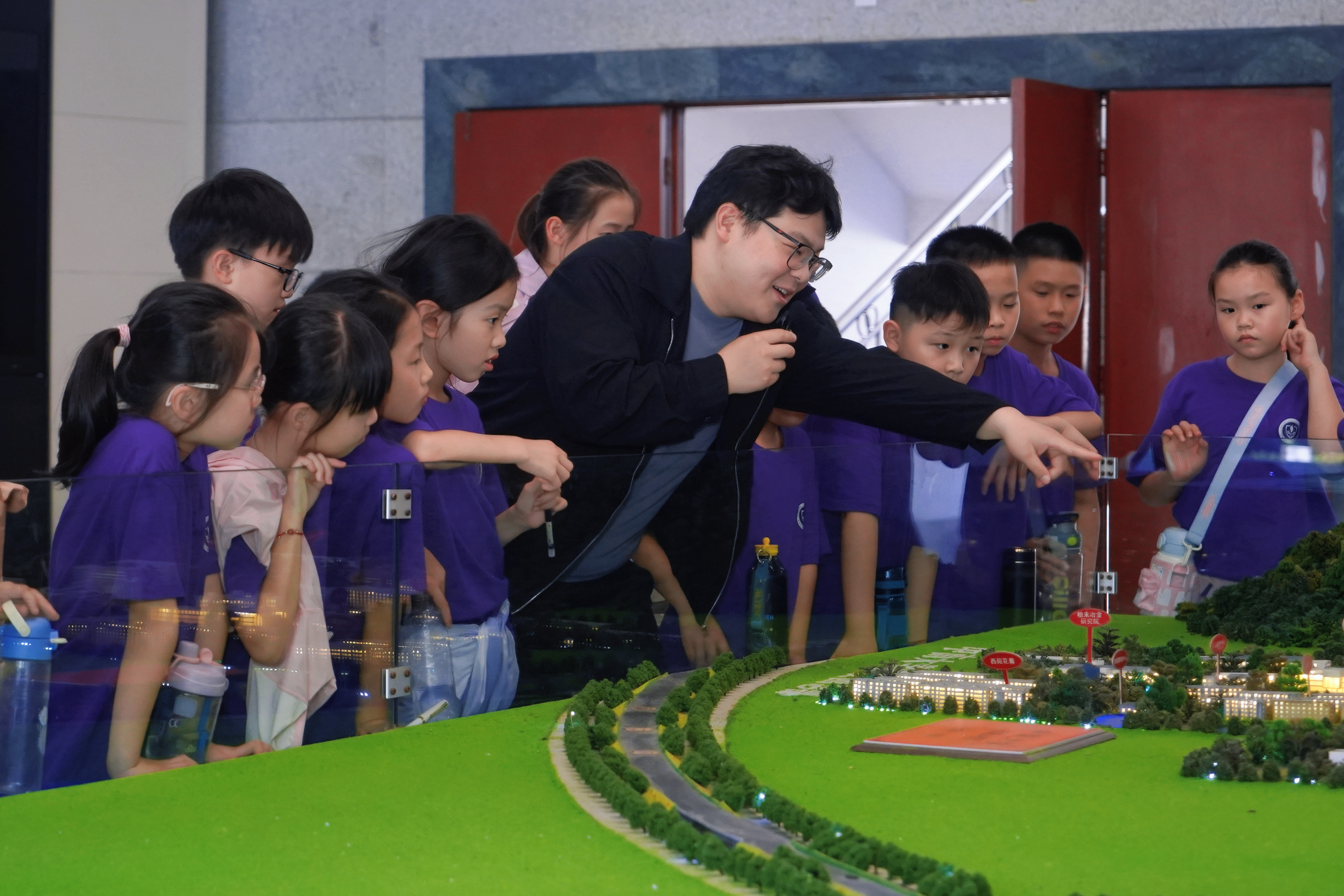 小组讨论中，孩子们碰撞出精彩的AI创意火花